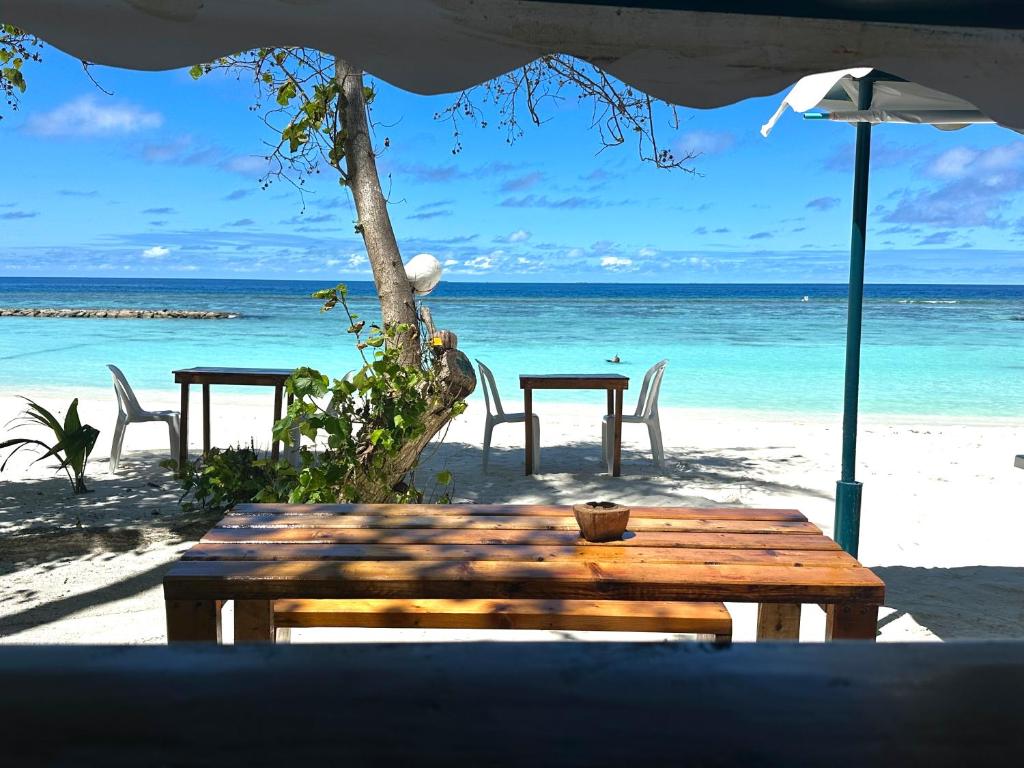 弗里德胡Bougainvillea Inn - Maldives的海滩上的桌椅