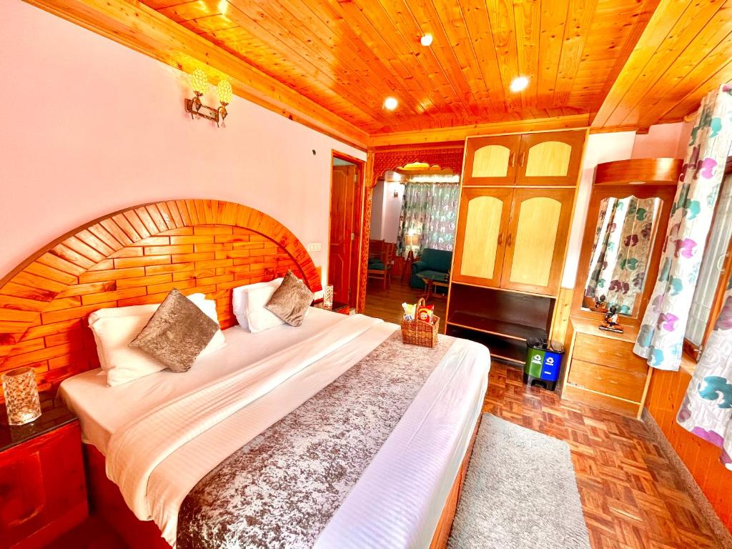 Royal Kanji INM的一间卧室,卧室内配有一张大床
