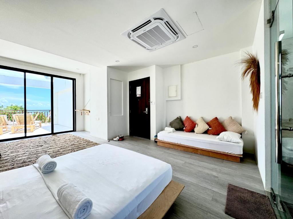 图鲁斯杜Samura Panorama Guest House的白色的客房配有床和沙发