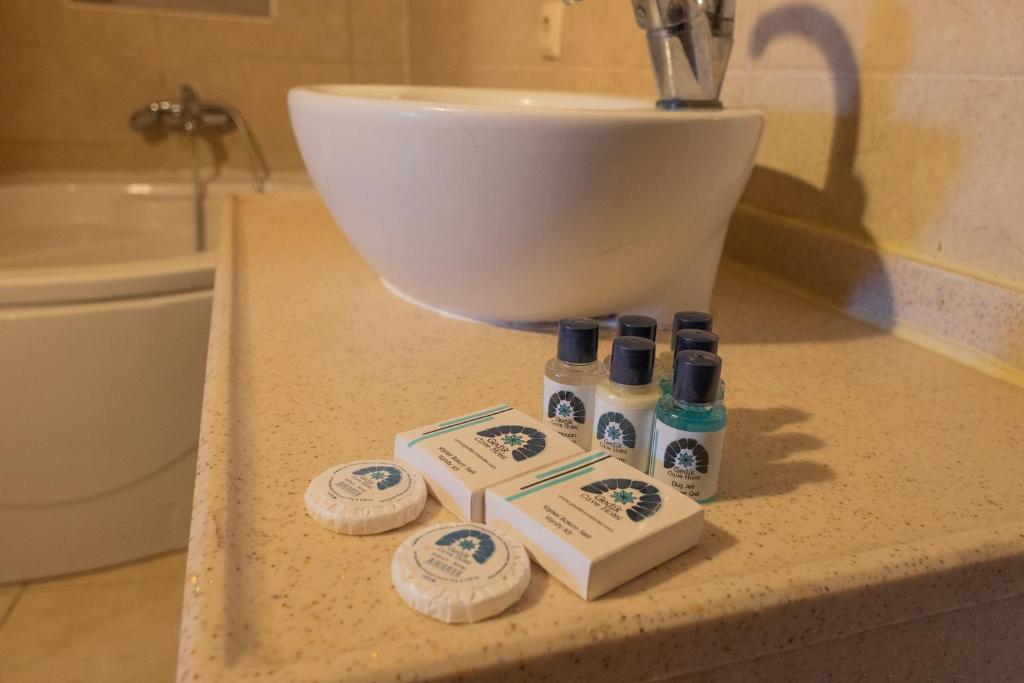 格雷梅格迪克卡夫酒店的浴室柜台配有水槽和4瓶肥皂
