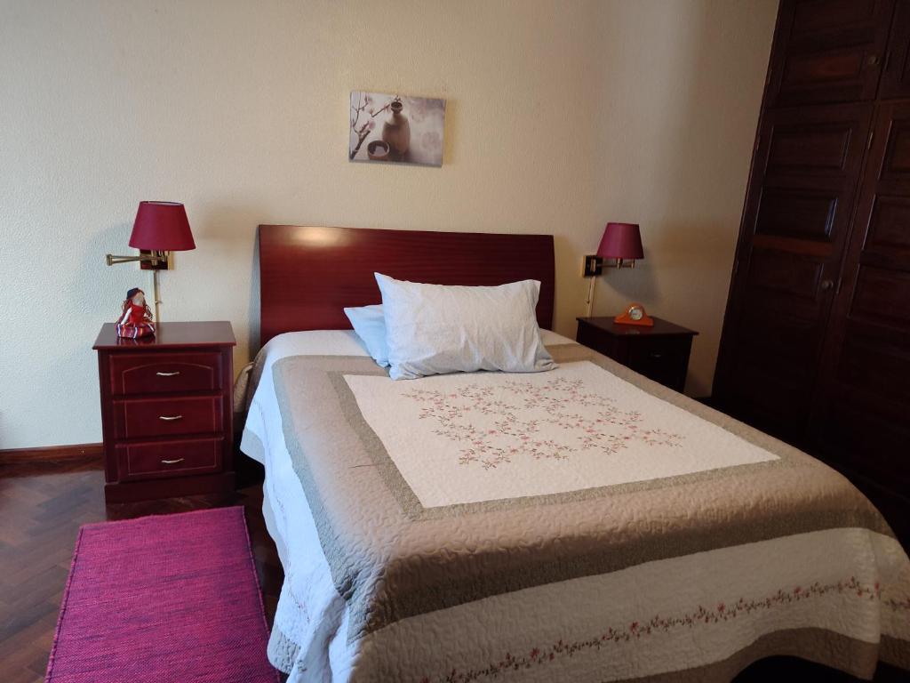 马希库casa na Torre的一间卧室配有一张带2个床头柜的大床