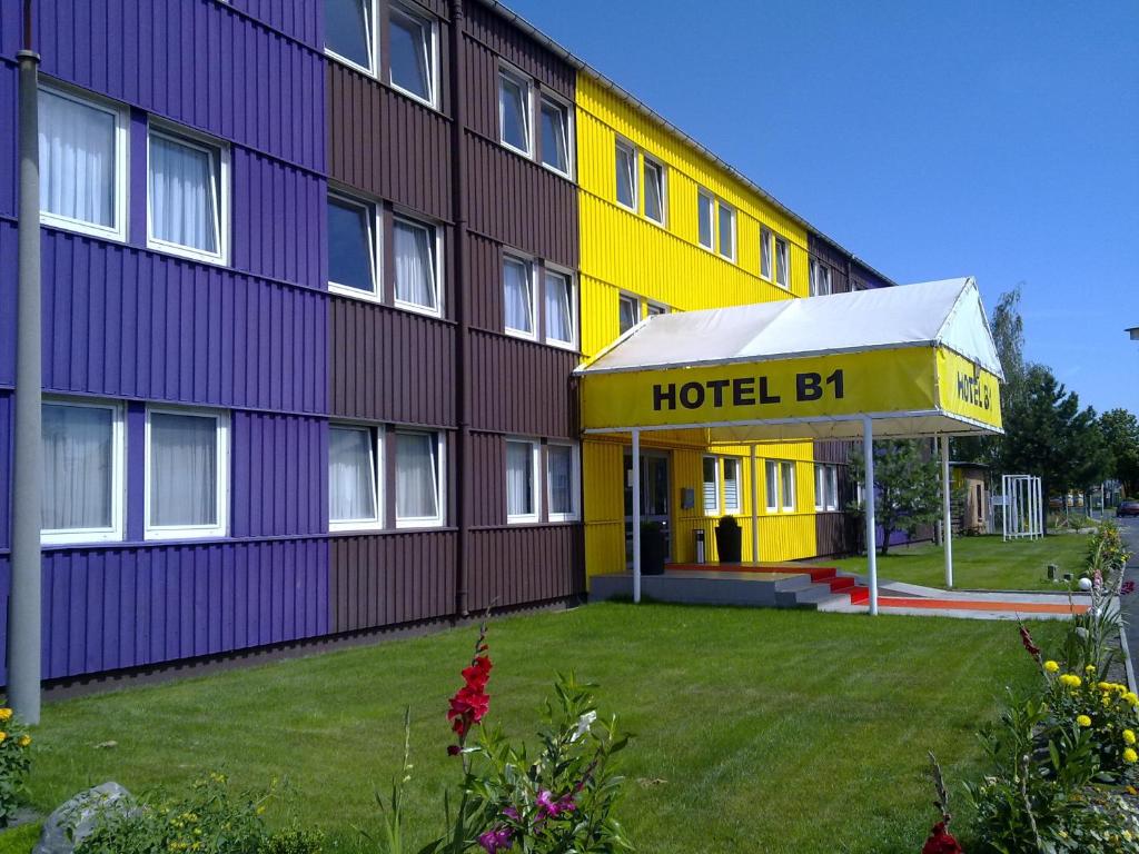 柏林B1酒店的酒店大楼拥有黄色和紫色的外观