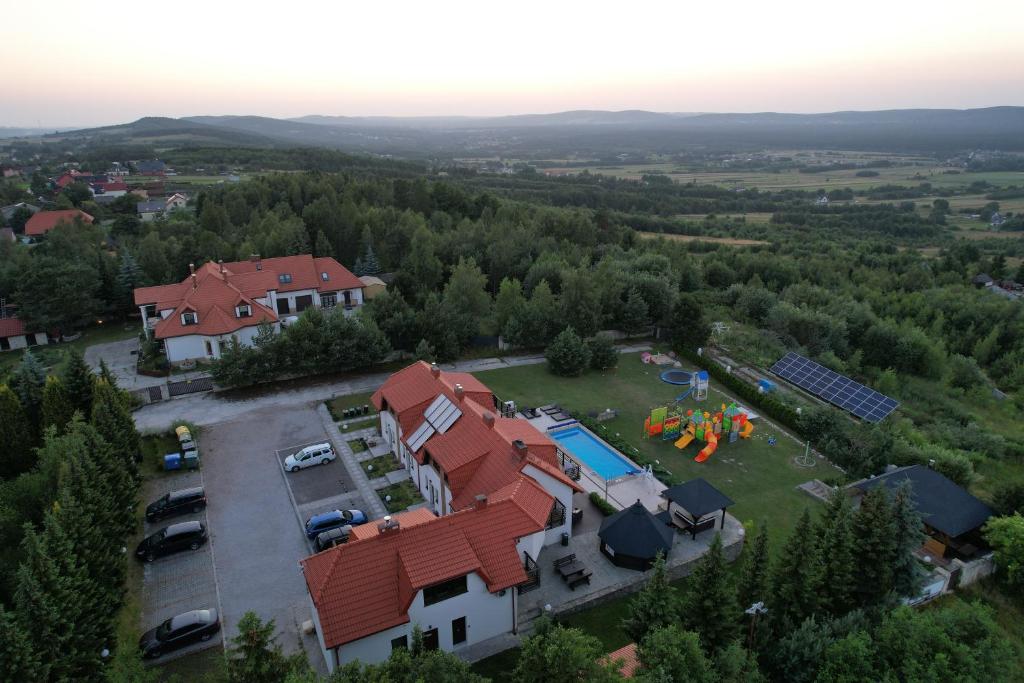 Krajno PierwszeApartamenty Pod Łysicą & SPA - przy stoku, basen, jacuzzi, sauna的享有带游泳池的房屋的空中景致