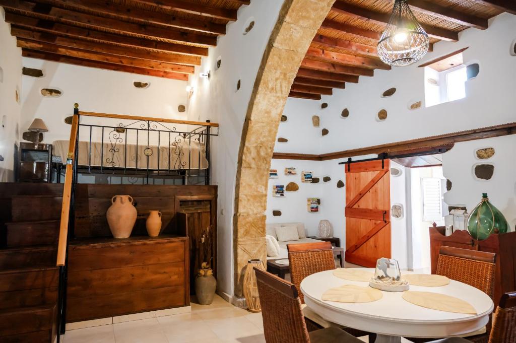 KattavíaAnesis Traditional Rhodian House的一间配备有白色桌椅的用餐室