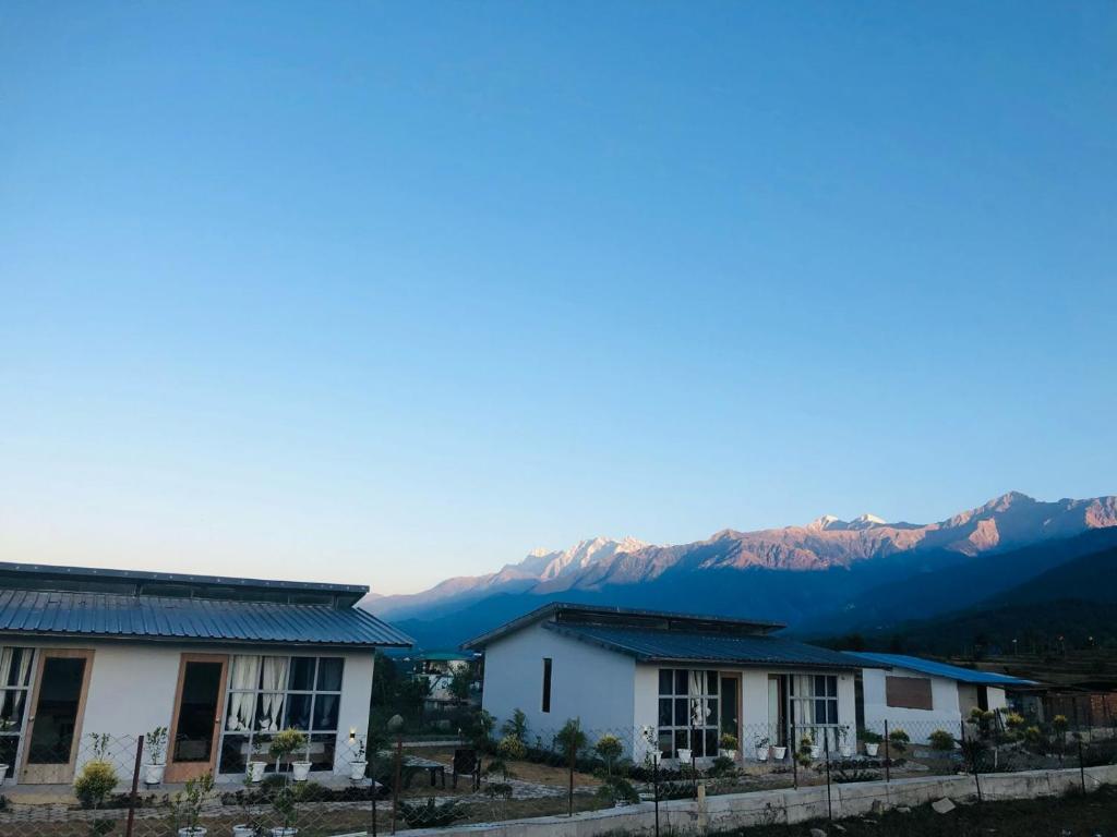 比尔瓦Bir Valley Retreat的山地房子的背景