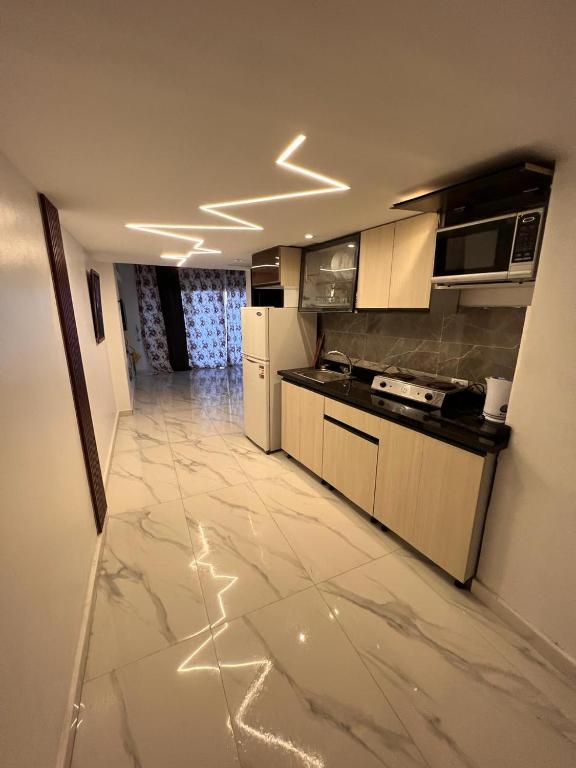 艾因苏赫纳بورتو السخنه -Hotel Porto vib的公寓内设有铺有大理石地板的大厨房。