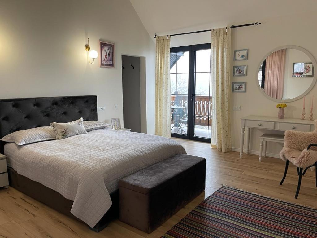 GoshBalkonum Luxury Guest House的一间卧室配有一张大床和镜子