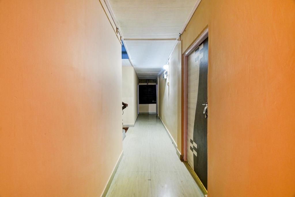 HatikhuliEkora Resort的走廊上设有橙色墙壁和长长的走廊
