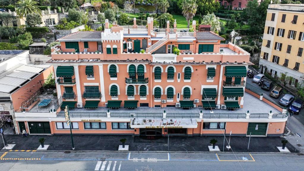 热那亚雷克斯公寓酒店的享有大型橙色建筑的顶部景色