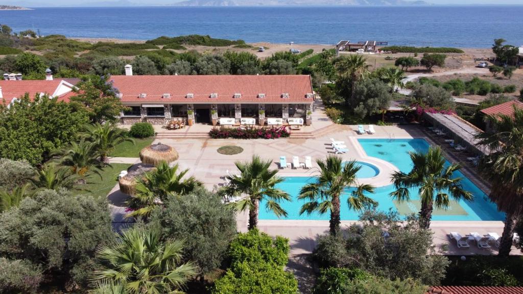 达特恰弗洛达特卡冲浪及海滩酒店的享有带游泳池的度假村的空中景致