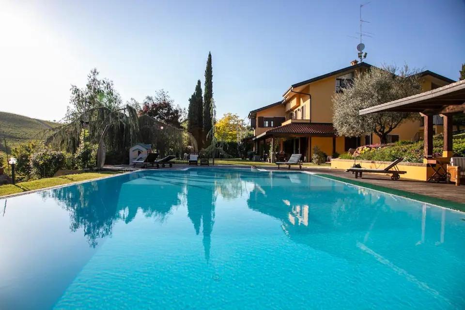 Rosignano MonferratoVilla intera San Marco - Luxury Wine Resort的蓝色海水大型游泳池
