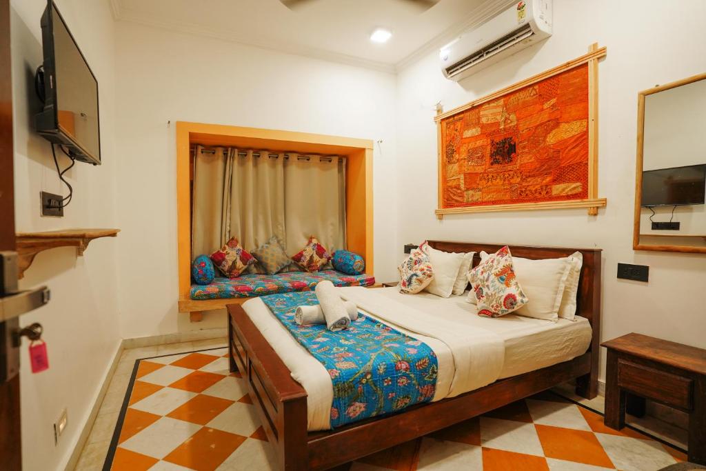 斋沙默尔Explore Hostel Life Jaisalmer的一间卧室配有一张床和一台电视