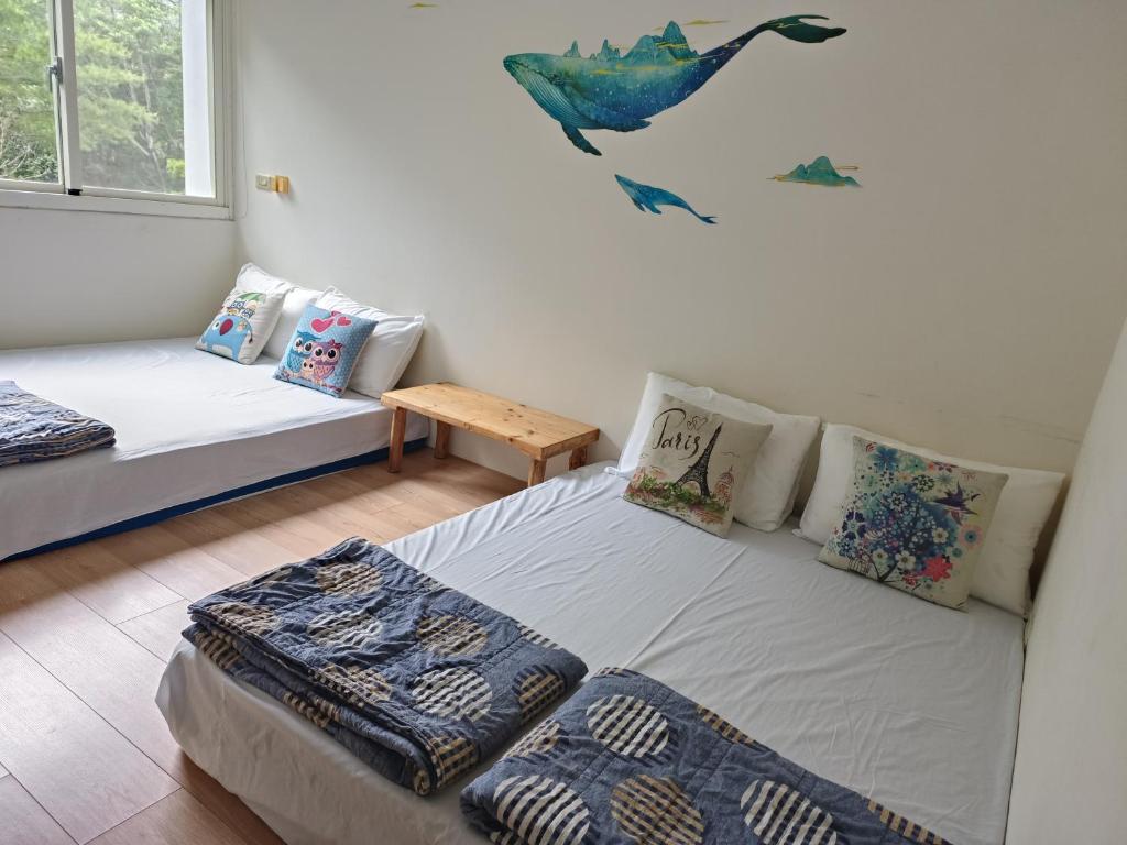 埔里山水桃米居的一间卧室配有一张带枕头和桌子的床