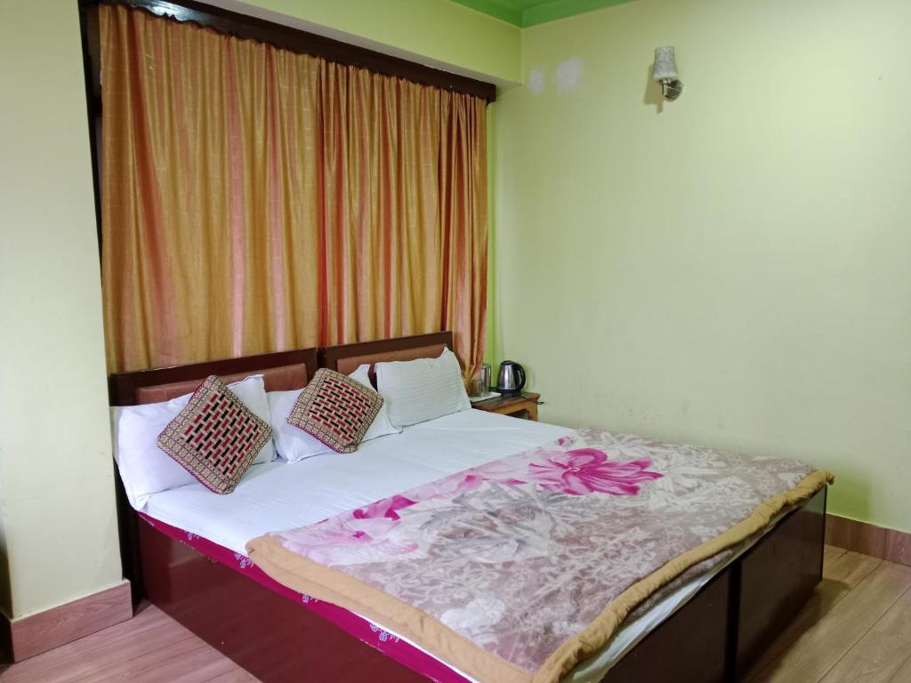 甘托克Zimkhang Guesthouse的一间卧室,床上放着鲜花