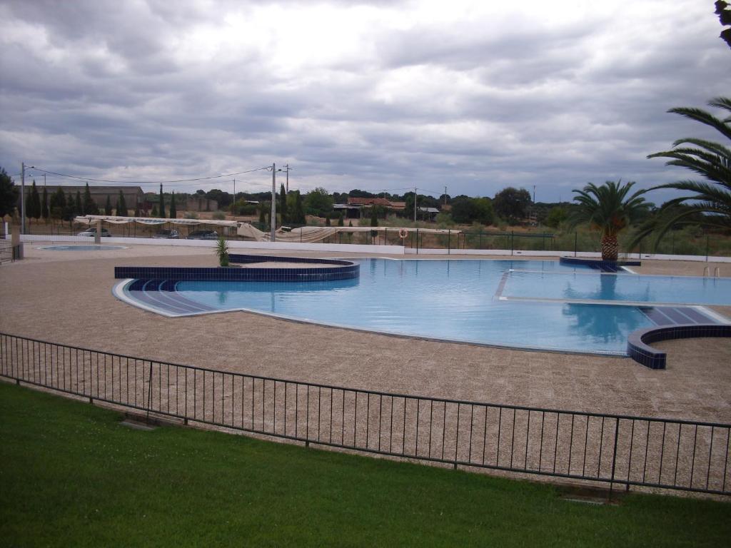 萨尔瓦特拉都伊克姆Casa Vinte的一座大型游泳池四周设有围栏