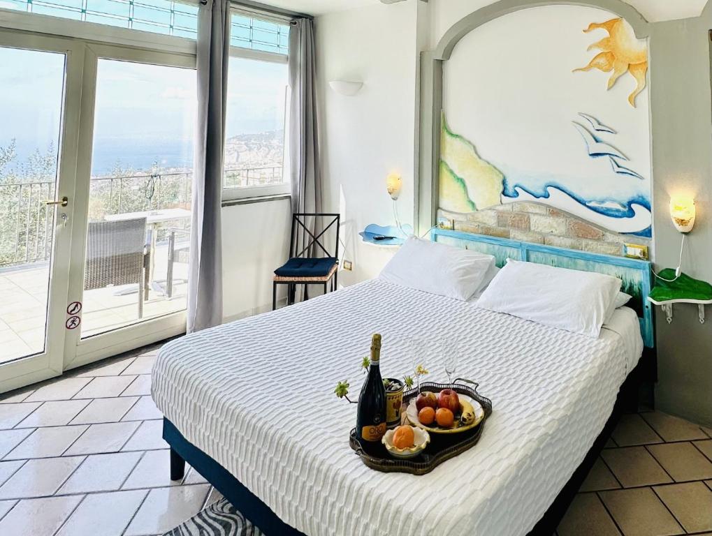 圣安吉洛马佐拉酒店的一间卧室,配有一张床,上面放着一碗水果
