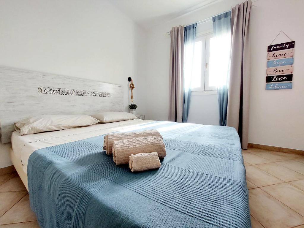 圣玛丽亚Sunset house Cabo Verde的一间卧室配有一张床,上面有两条毛巾