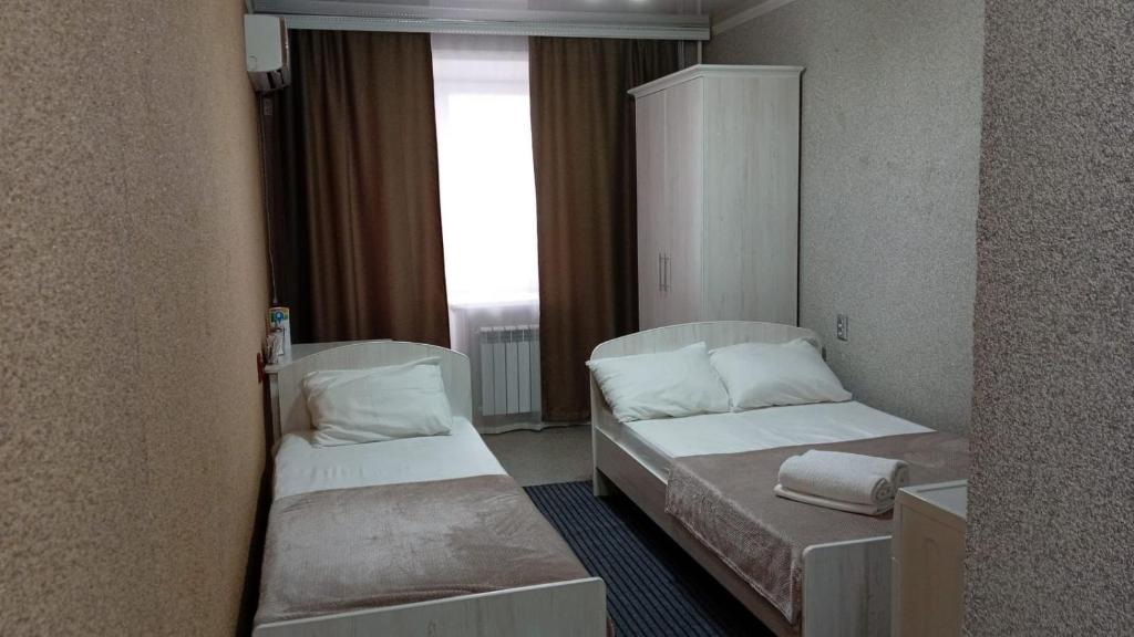 塞米伊Silk Way的小型客房 - 带2张床和窗户