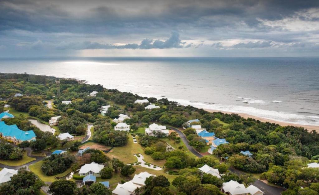 爱德华港Caribbean Estates-Montego Bay 12的享有海滩空中美景。
