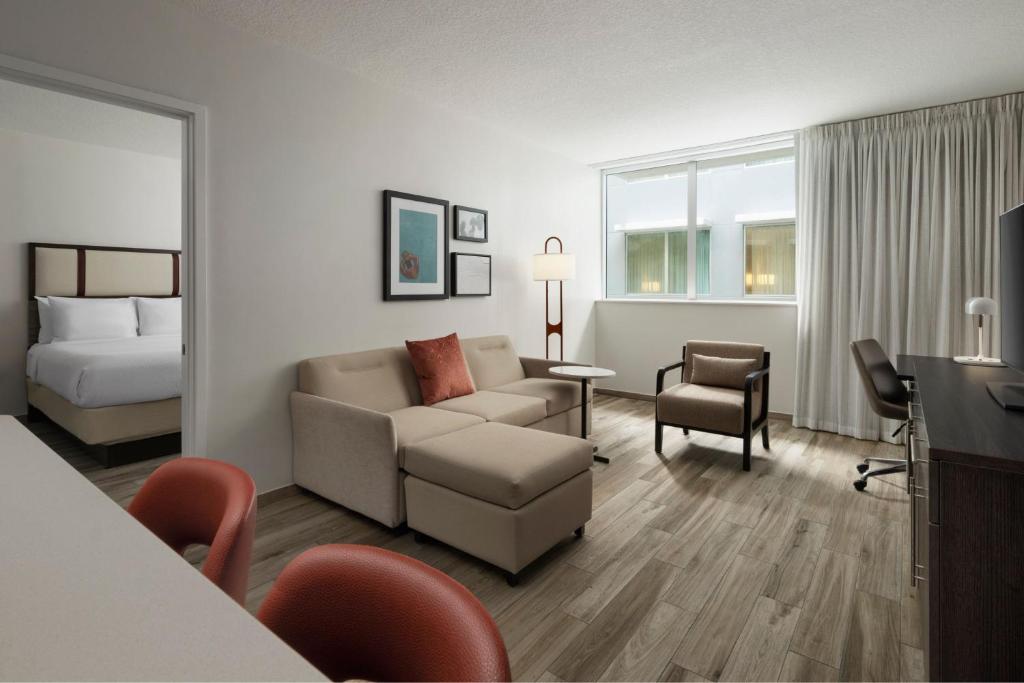 迈阿密海滩瑟福塞德迈阿密海滩原住客栈的酒店客房设有一张沙发和一张床