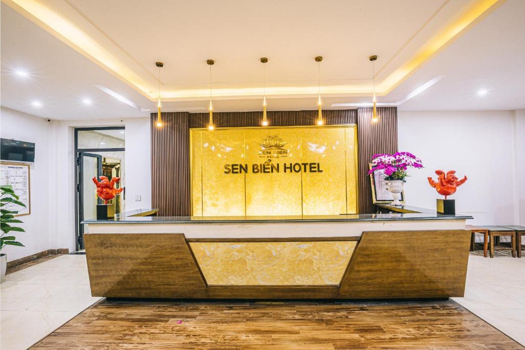 岑山Khách Sạn Sen Biển Sầm Sơn的酒店大堂设有阅读senayan bed酒店的标志