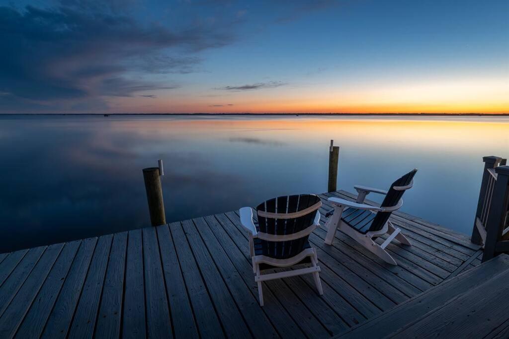 弗吉尼亚海滩Sea La Vie Beach Cottage的一个带两把椅子和一张桌子的码头