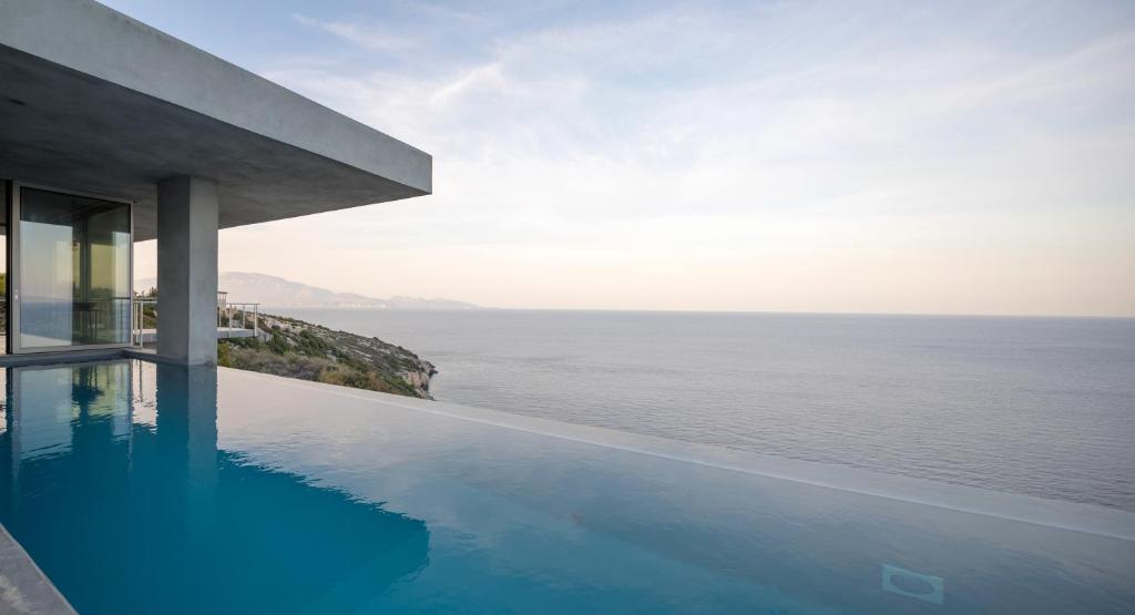 KoríthionStunning 180° Sea View Designer Villa for two的海景游泳池