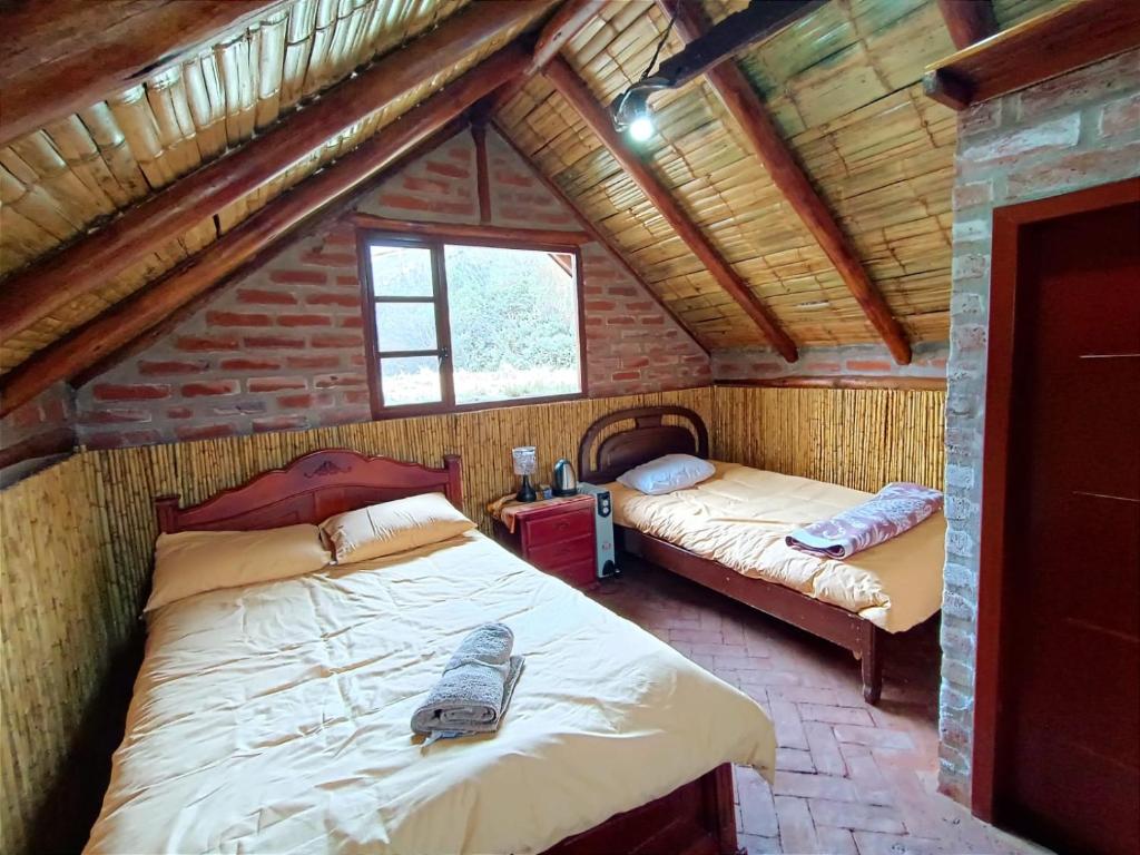 ChimborazoChimborazo Basecamp的阁楼上的卧室配有两张床