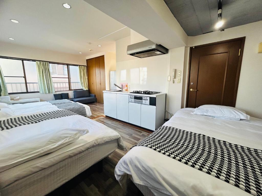 东京Ueno Iriya hostel的酒店客房带两张床和厨房