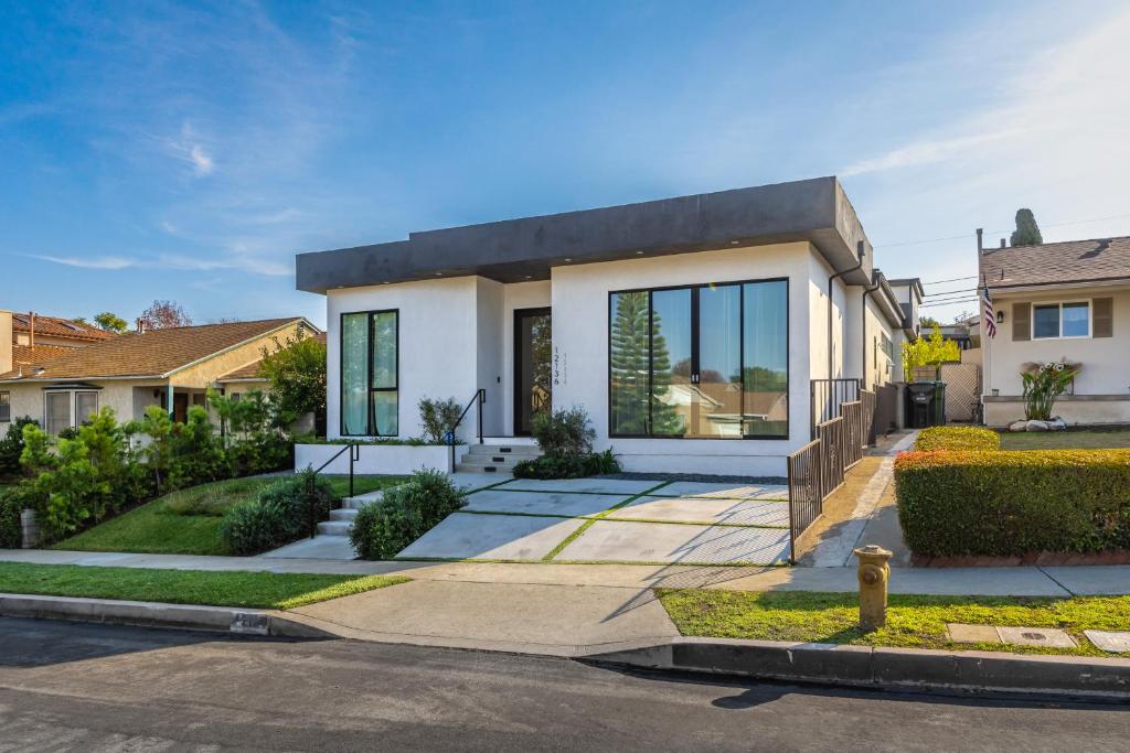 洛杉矶New Lavish Elegant 3BR Home in Mar Vista, Pet Friendly! 10min to Venice Beach!的黑色屋顶的白色房子