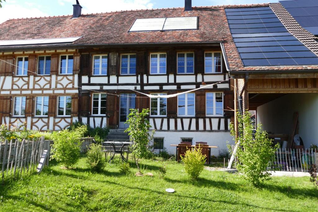 BergFamily Landhaus Birwinken的屋顶上设有太阳能电池板的房子