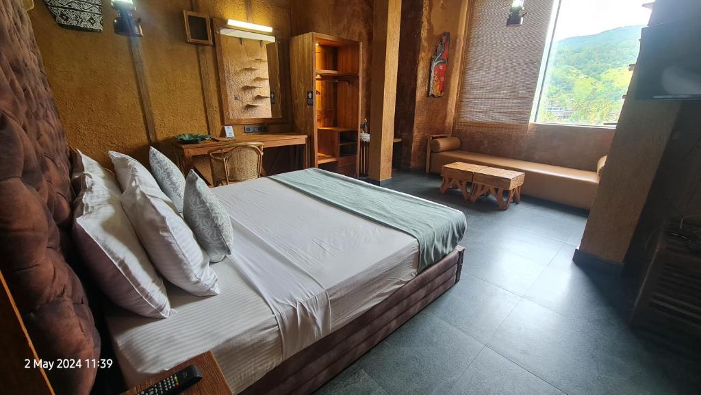 康提Quick Stop Inn的卧室配有带枕头的床铺和窗户。