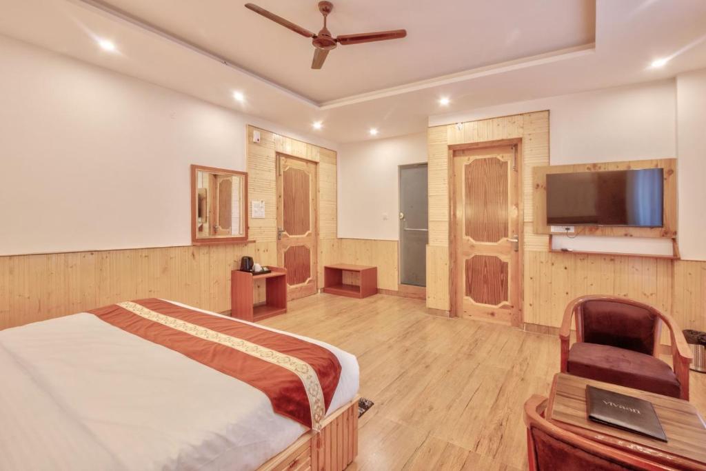 ShamshiVivaan stays的一间卧室配有一张床和一台平面电视