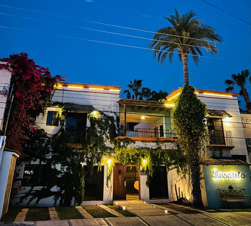 洛雷托Rosarito Hotel的前面有棕榈树的建筑