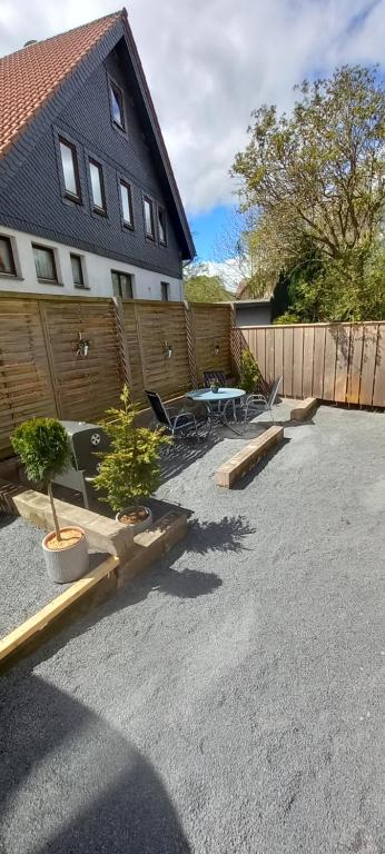 施尔奇Schlaffass Am Brocken - Schierke的后院,带围栏,桌子和植物
