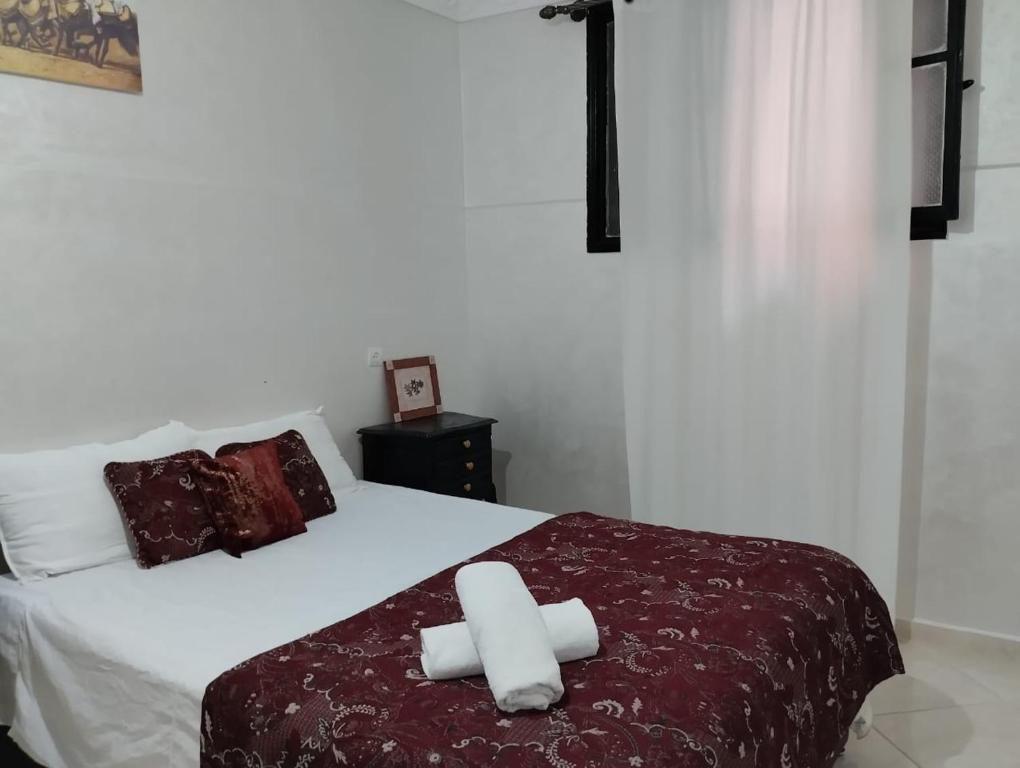 沃利迪耶Araucaria的一间卧室配有一张床,上面有两条毛巾