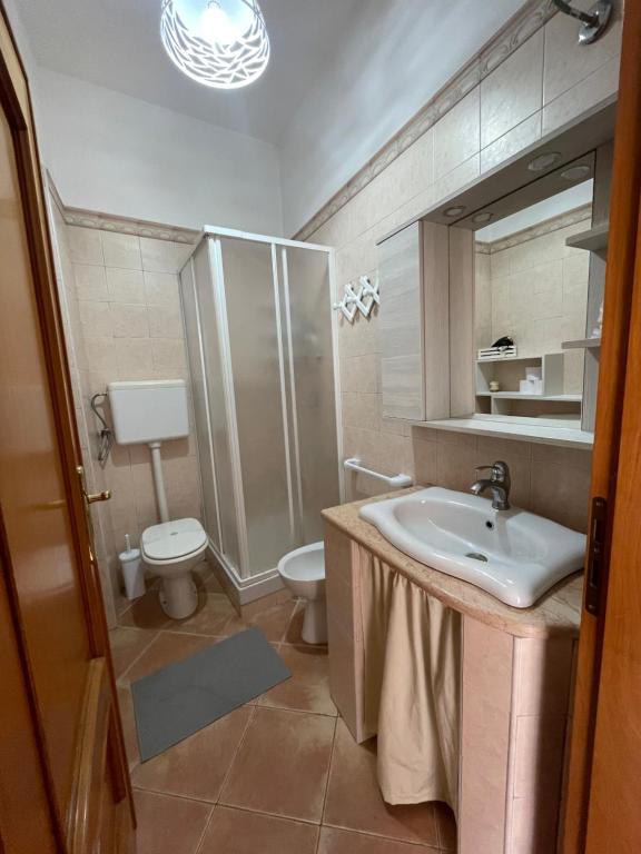 维科德尔加尔加诺Marì的一间带水槽和卫生间的浴室