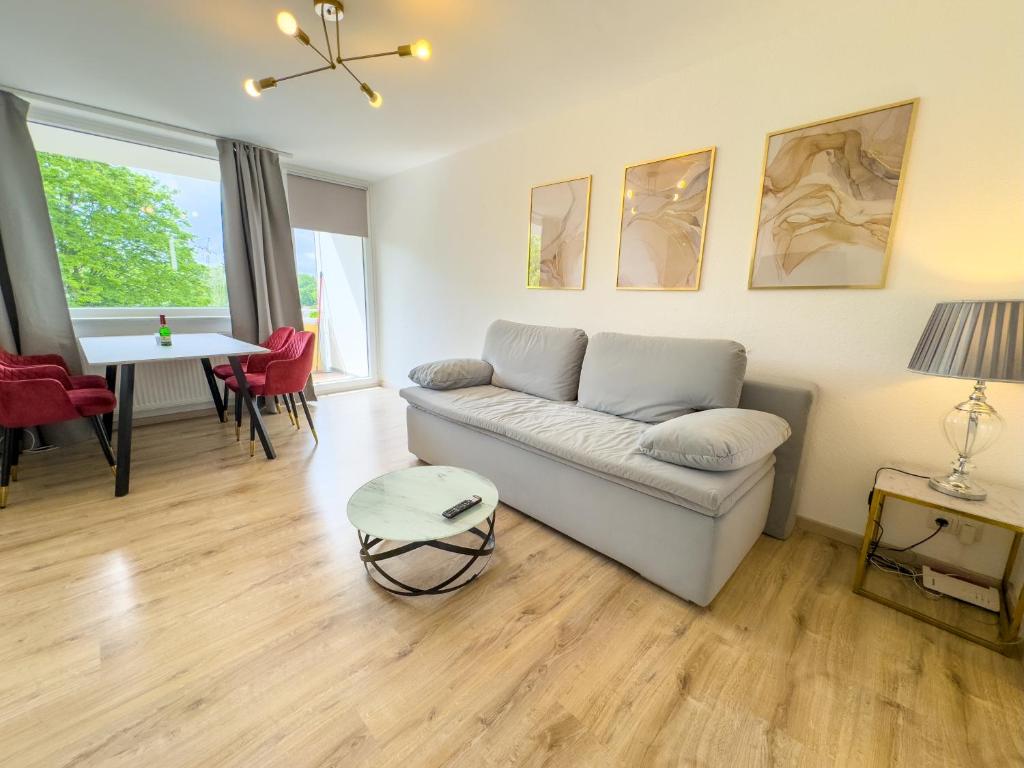 汉诺威Messe-Apartment für 5 Gäste mit Balkon und Lift的客厅配有沙发和桌子
