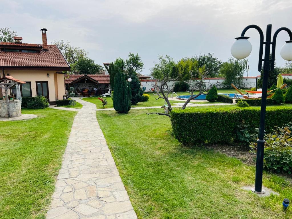 Vasil LevskiVila Teo的房屋旁的院子中走的走道