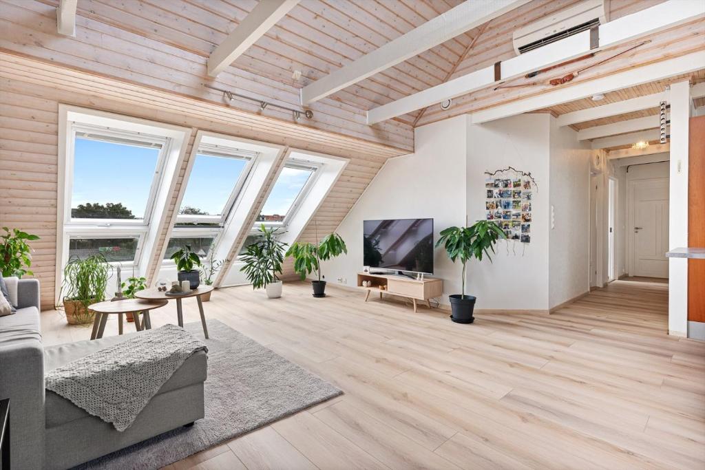 NærbøLeilighet i Nærbø sentrum的客厅设有木制天花板和大窗户。