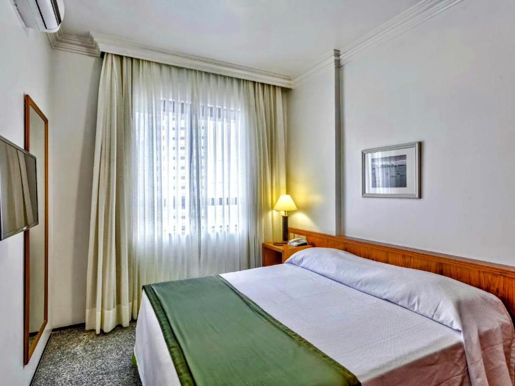 福塔莱萨Premium Flats - Tulip Inn的酒店客房设有床和窗户。
