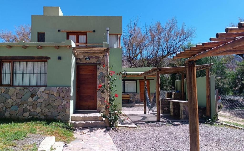 麦马拉Balconcito de Colores的前面有一扇门的小房子