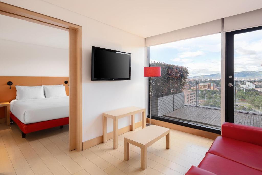 波哥大Fairfield by Marriott Bogota Embajada的酒店客房设有一张床和一个大窗户