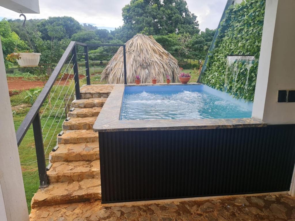 拉斯加勒拉斯Dreamvilles Ecovillage Las Galeras的一座带围栏的房子内的游泳池