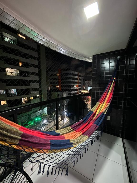 马塞约Infinity APT 503的享有城市景致的建筑内的吊床