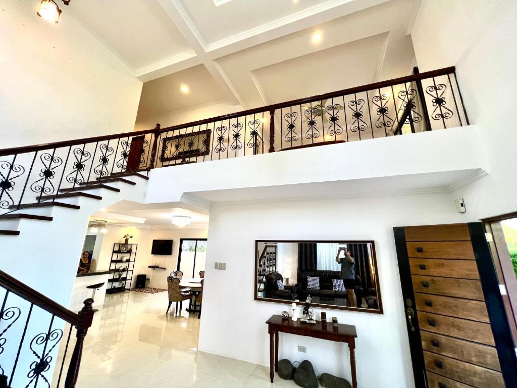 大雅台Sierra Pines Place Tagaytay的房屋内的螺旋楼梯,设有客厅