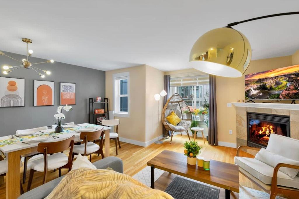 西雅图Wallingford Modern Home with Designer's Touch - 95 walk score的一间带桌子的客厅和一间餐厅