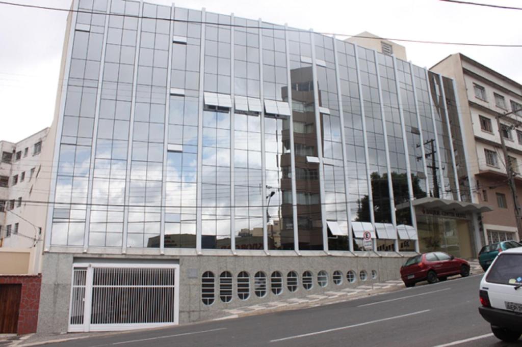 蓬塔格罗萨Barbur Center Hotel的城市街道上一座大型玻璃建筑
