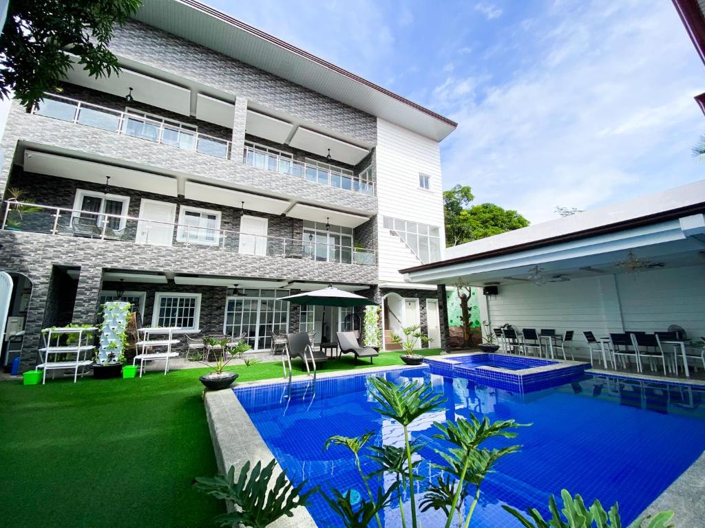 SipocotRonina's Sipocot Hotel的一座带游泳池的房子的图象