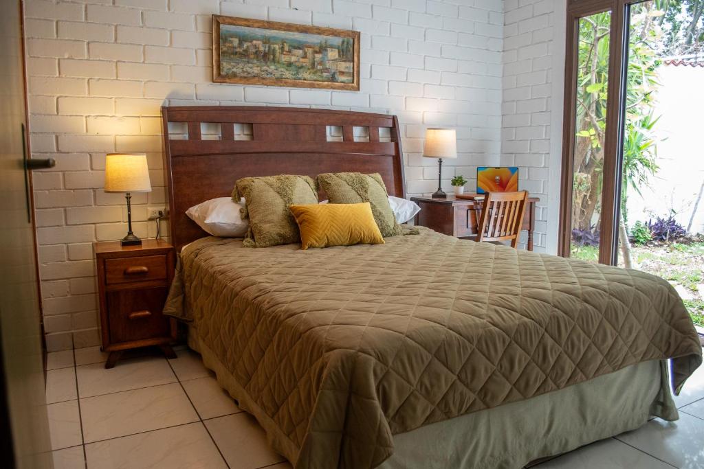 危地马拉Villa Nola的一间卧室配有一张大床和枕头